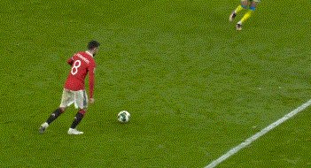 1675294316654081805.gif 曼联2比0.gif